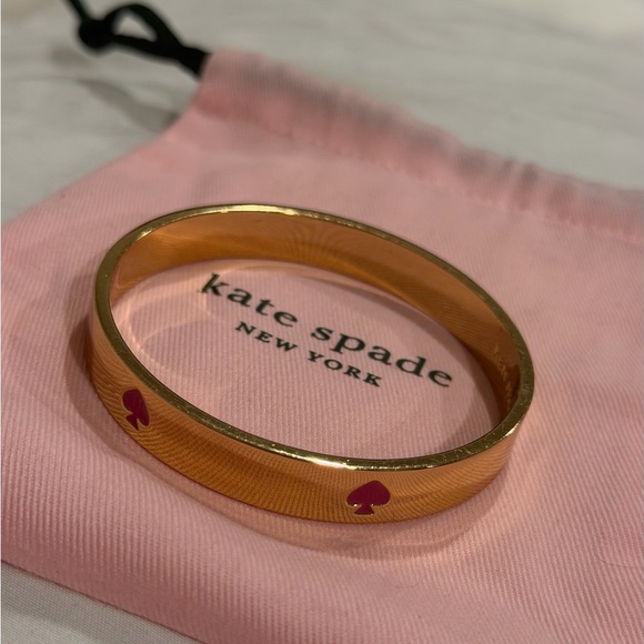 Kate Spade – Gold bracelet with pink accents “Spot the Spade” - Picture 3 of 3